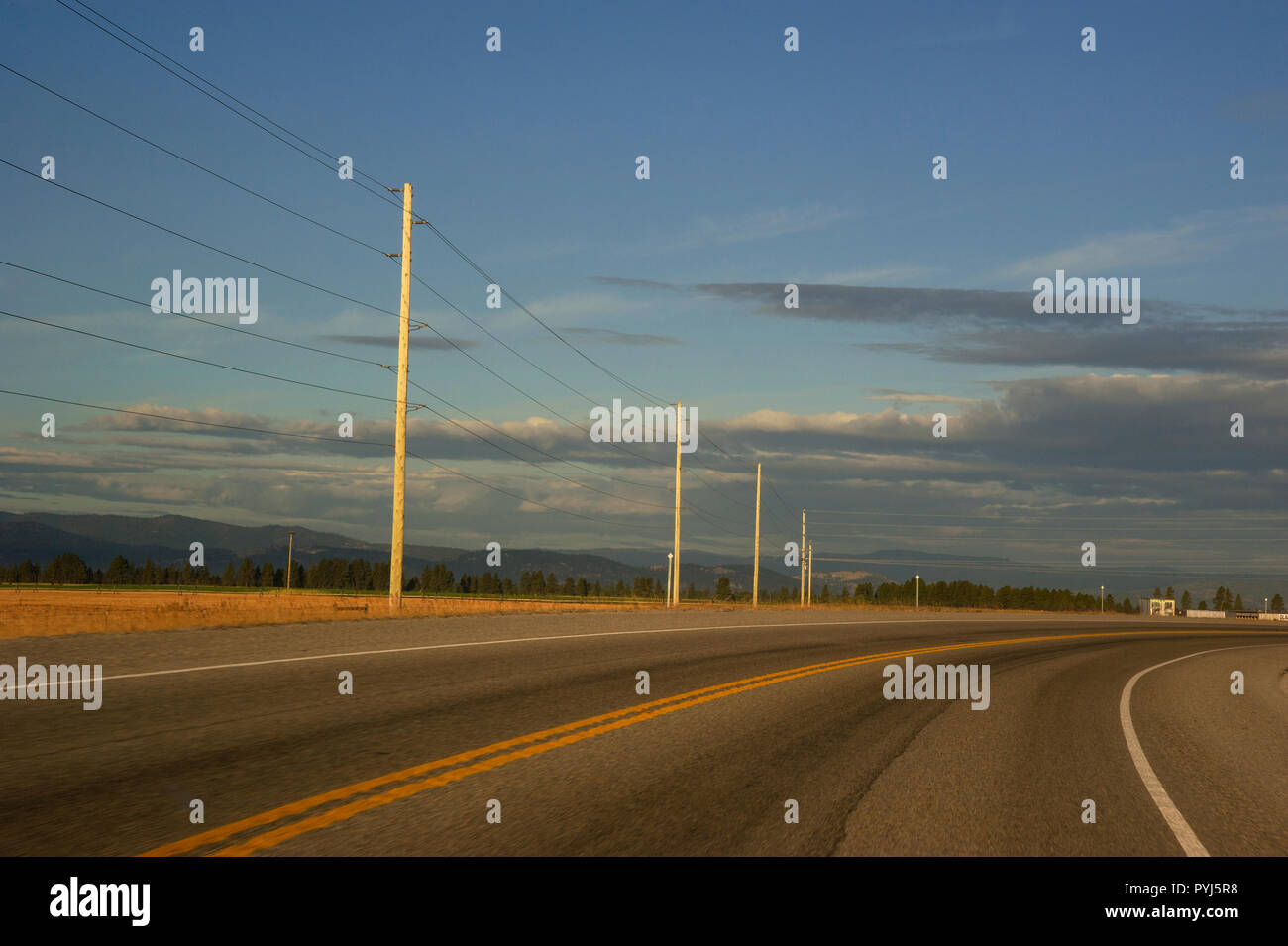 Dramatische Licht auf offener Straße in Montana, USA Stockfoto