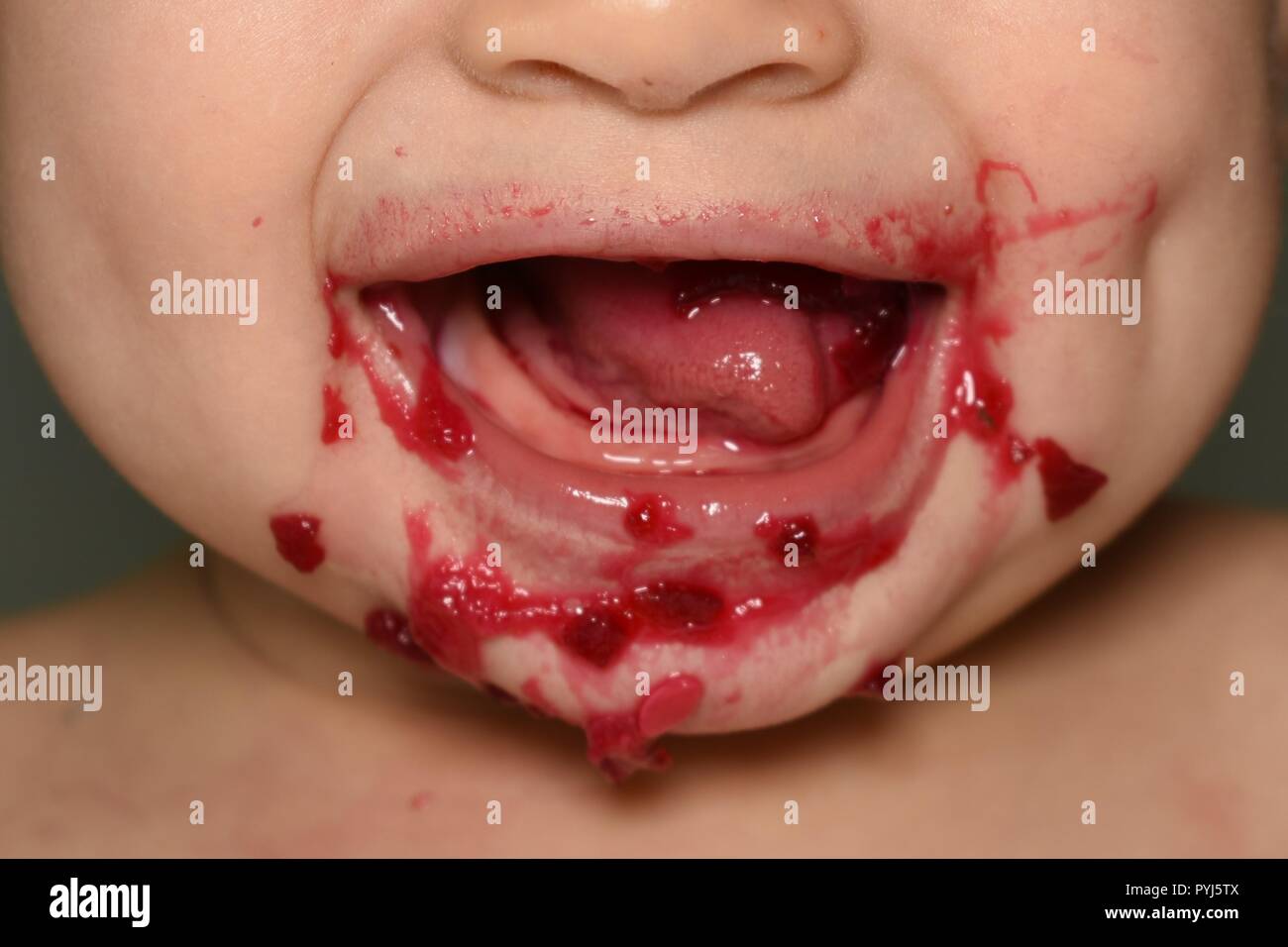 Baby essen Rote Bete Stockfoto