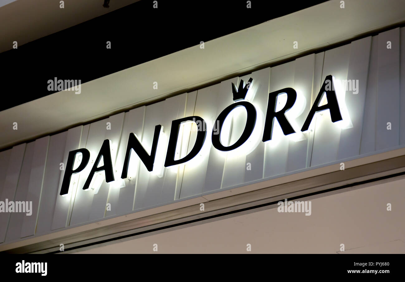 WETZLAR, Deutschland am 29. August 2017: Logo der Büchse der Pandora auf  eine Tasche. Pandora ist eine Firma gegründet 1982, produziert und  vertreibt Modeschmuck Stockfotografie - Alamy