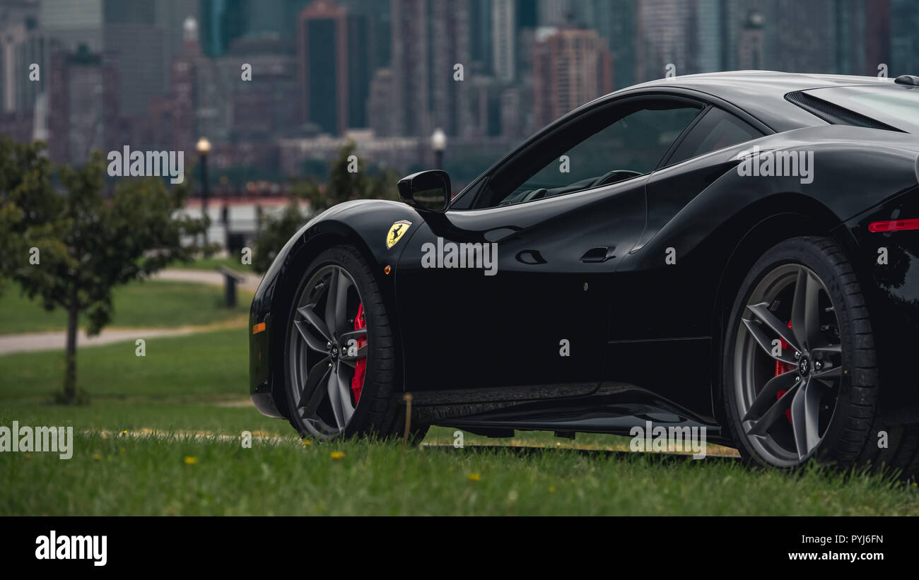 Ein Vorteil Auto Show fand in Liberty State Park. Eine schwarze 488 Pista tritt in der Show. Nahaufnahme von der Seite. Stockfoto