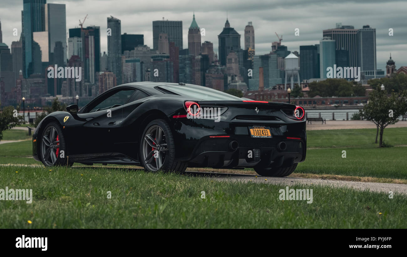 Ein Vorteil Auto Show fand in Liberty State Park. Eine schwarze 488 Pista tritt in der Show. Stockfoto