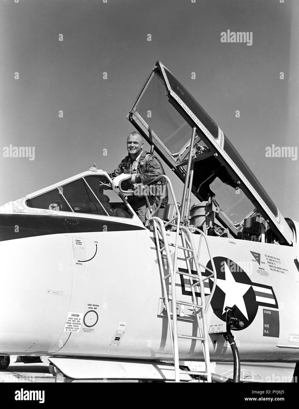 (1961) - - - Astronaut John Glenn Jr. im Cockpit eines T-106. Stockfoto