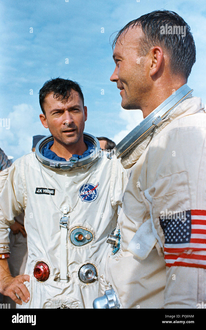 (21 Juli 1966) - - - Die Crew der Gemini-10 Raumfahrt, Astronaut John W. Young (links), Befehl Pilot, und Michael Collins, Pilot, an Bord der Bergungsschiff USS Guadalcanal. Stockfoto