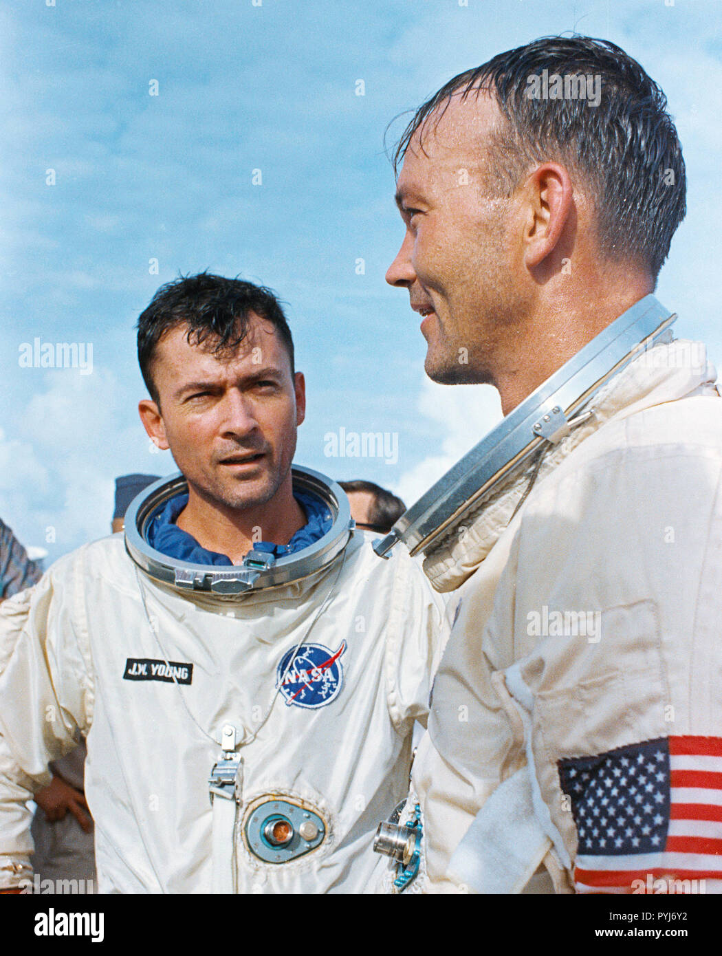 Die Crew der Gemini 10 Raumfahrt, Astronaut John W. Young (links), Befehl Pilot, und Michael Collins, Pilot, an Bord der Bergungsschiff USS Guadalcanal am 21. Juli 1966. Stockfoto