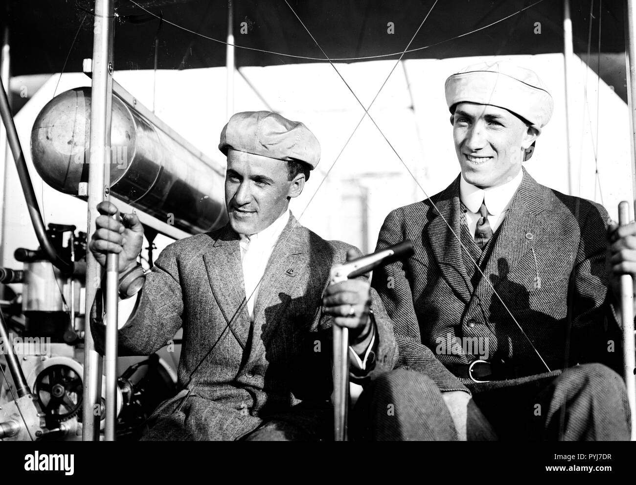 Foto zeigt aviators Arthur L.'Al'Waliser (1881-1912) und George William Beatty (1887-1955) vermutlich beim Welsh war Training Beatty an der Wright Flugschule auf Long Island im Jahre 1911. Stockfoto