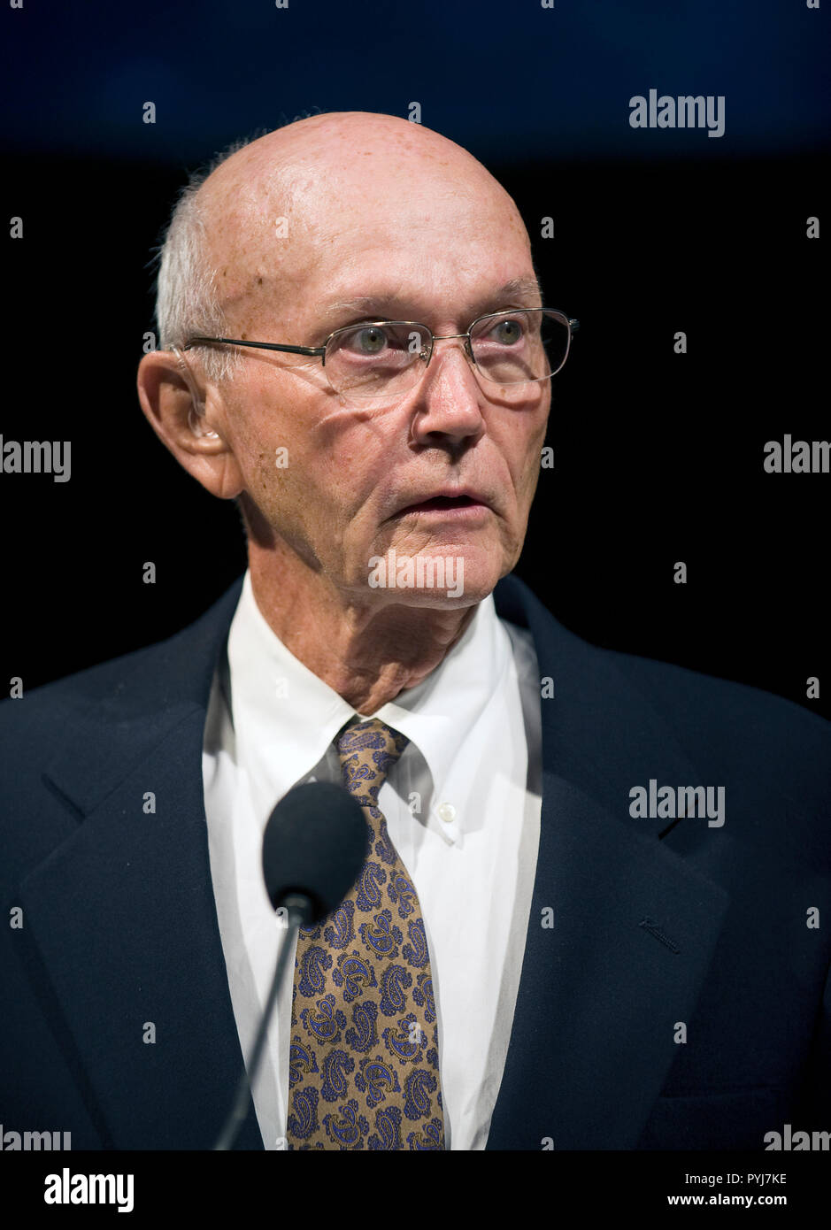 Am Vorabend der 40. Jahrestag der ersten menschlichen Landung von Apollo 11 auf dem Mond, Apollo 11 Crew, Michael Collins spricht während einer Vorlesung zu Ehren von Apollo 11 im National Air und Space Museum in Washington, Sonntag, 19. Juli 2009 (NASA/Bill Ingalls) Stockfoto