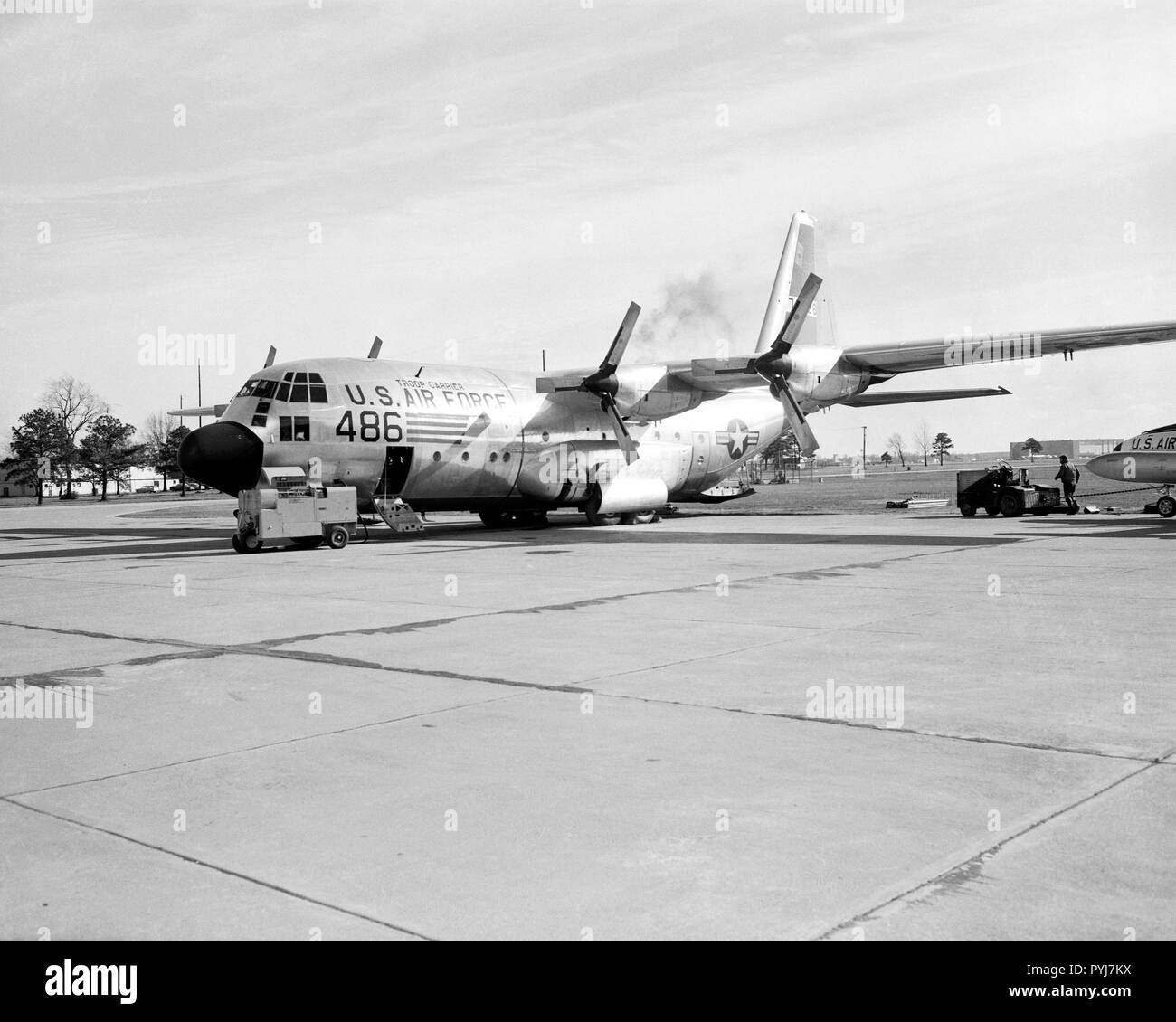 Fotografiert am: 12 09 58. -- Mercury Kapsel details, Kapsel im Laderaum der C-130 Flugzeug vor dem Test, Ausrüstung, C130 Tropfen für Tropfen testen. Stockfoto