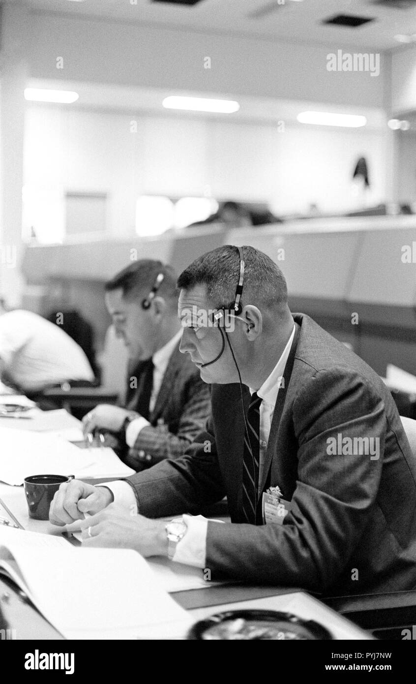 (23 März 1965) - - - Astronaut Clifton C. Williams ist auf der Konsole im Mission Control Center (MCC) in Houston, Texas während die Gemini-Titan 3 Flug gezeigt. Das GT-3 Flug wurde von der MCC in Houston überwacht, wurde aber durch die MCC in Cape Kennedy gesteuert. Stockfoto