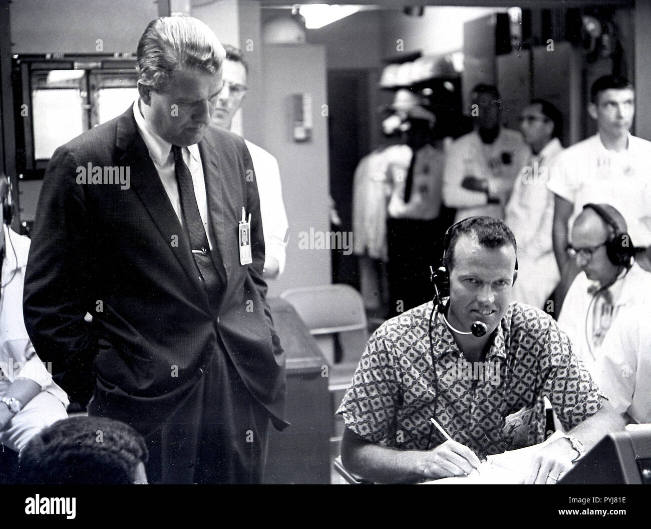 Herr-3 Recovery-Astronaut Gordon Cooper & Wernher von Braun im Blockhaus, 5/12/61 Stockfoto