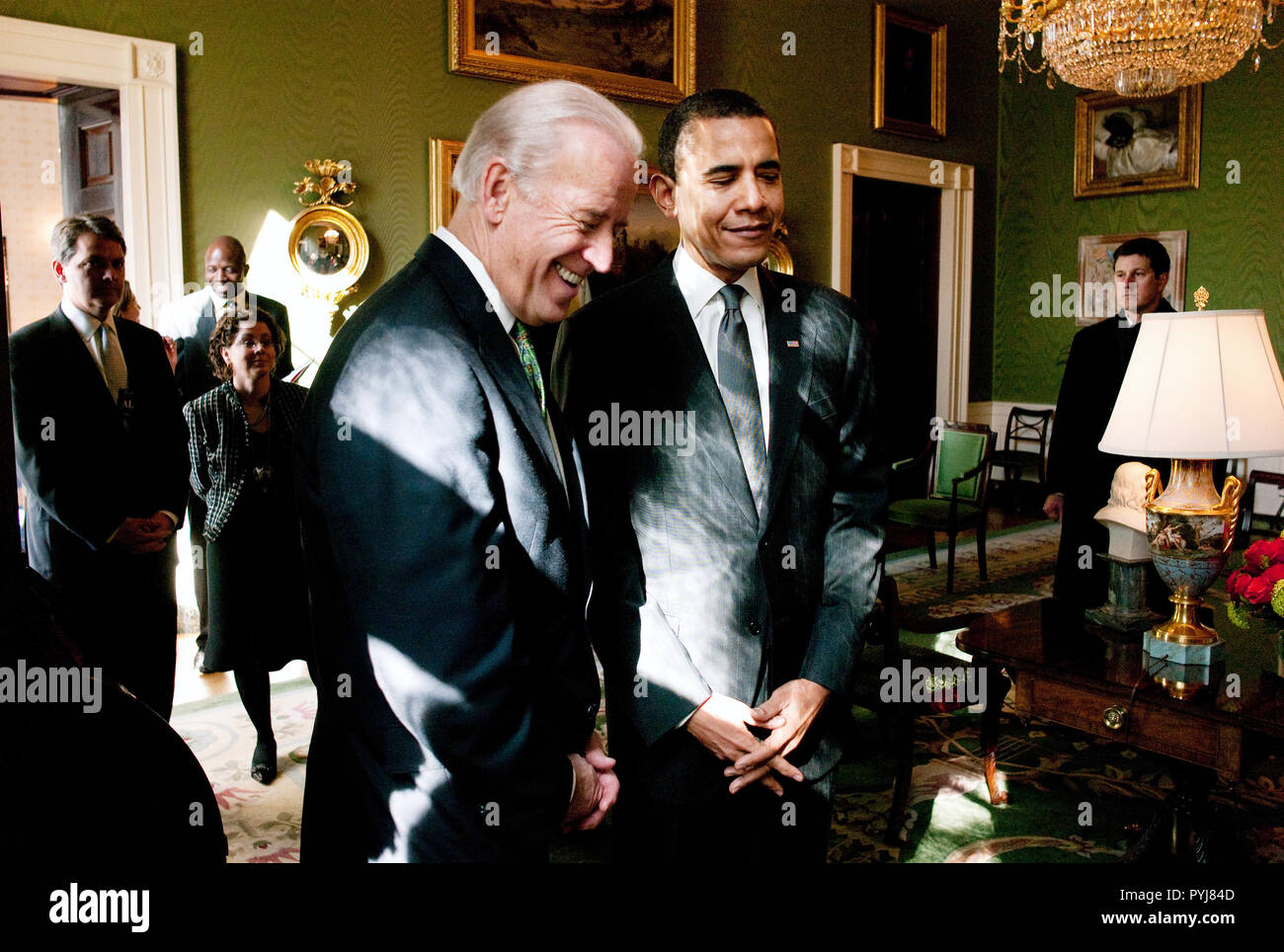 Präsident Barack Obama und Vizepräsident Joe Biden in das grüne Zimmer vor einem Treffen mit US-Bürgermeister, 2/20/09. Stockfoto