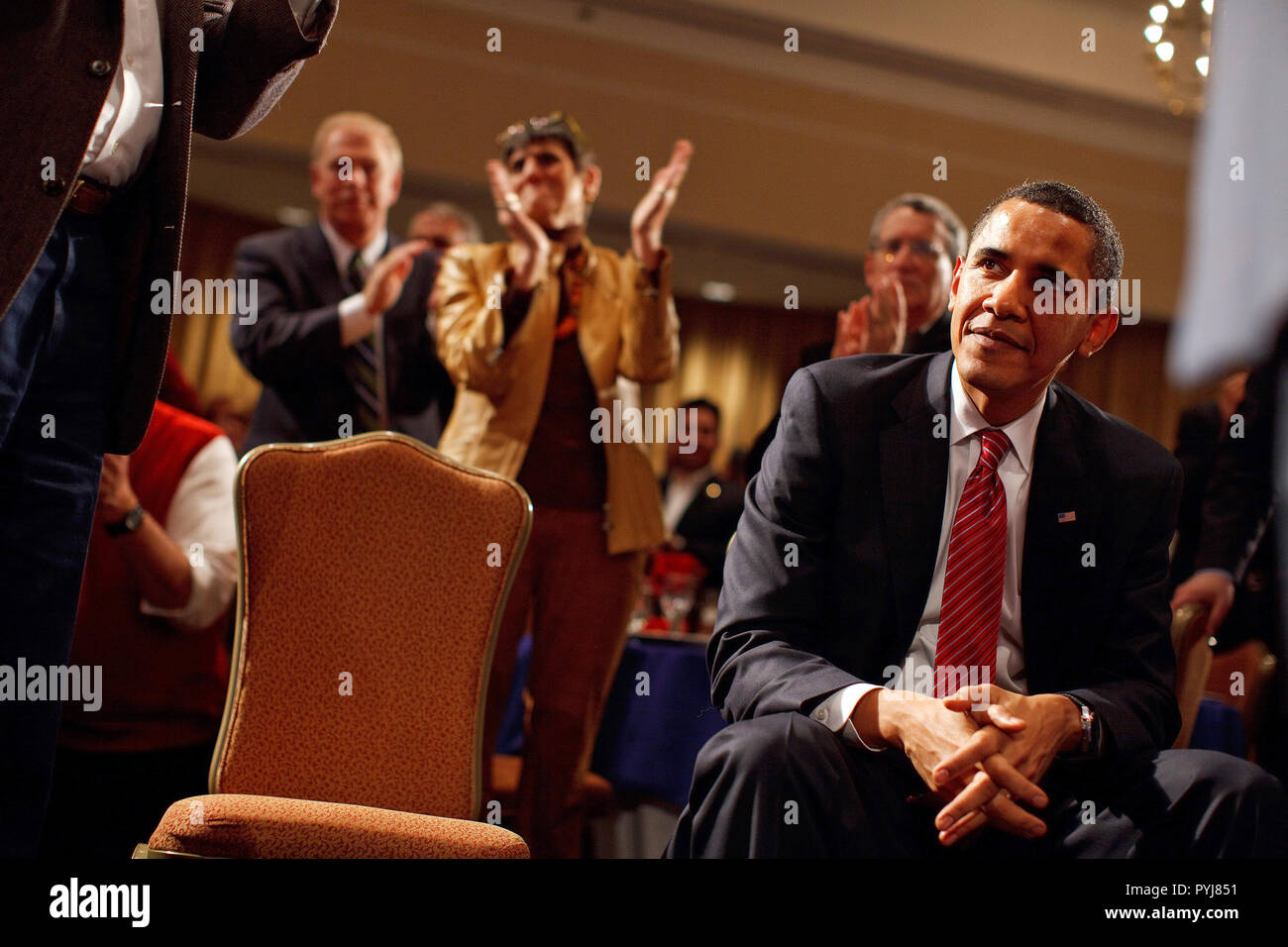 Der Präsident unter dem Beifall Haus Demokraten, wie er eingeführt wird im Haus Demokraten themen Konferenz im Kingsmill Resort in Williamsburg, VA zu sprechen. 2/5/09. Stockfoto