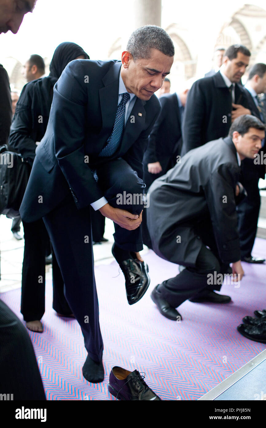 Präsident Barack Obama nimmt seinen Schuhen, wie er sich vorbereitet, die Blaue Moschee 7. April 2009, in Istanbul zu besuchen. Stockfoto