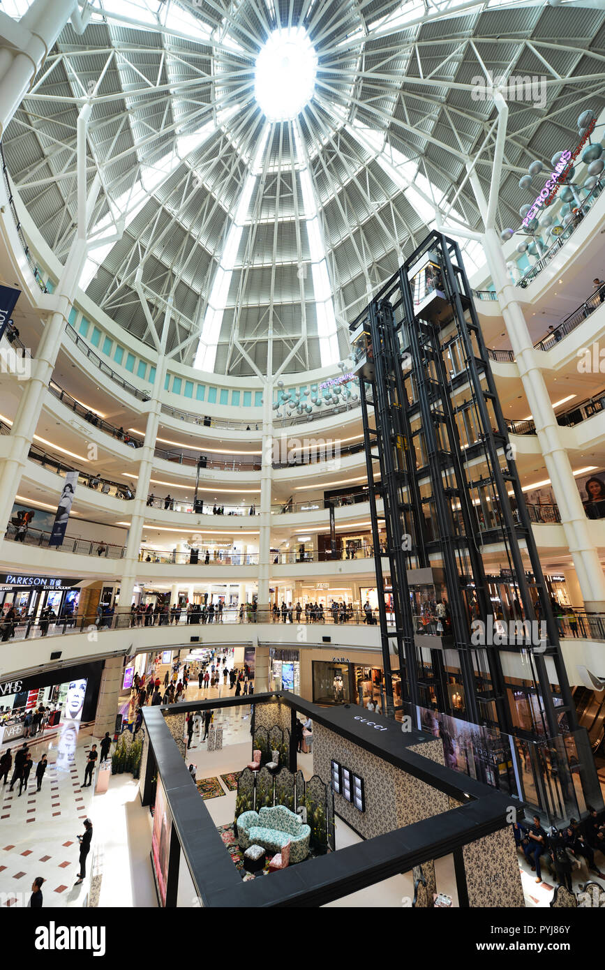 Suria Klcc Shopping Mall Stockfoto Bild 223521731 Alamy
