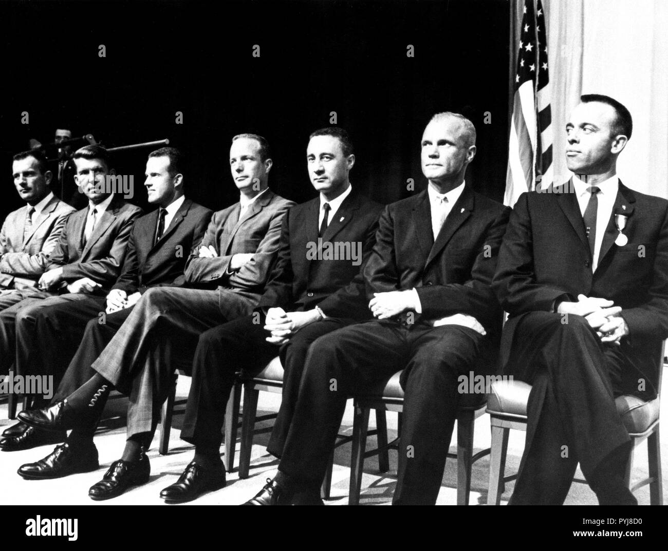 S 61-02357 (8. Mai 1961) - - - Die ursprünglichen sieben Mercury Astronauten auf das State Department Auditorium am 8. Mai 1961. Die Astronauten sind (von links nach rechts) Donald K. Slayton, Walter M. Schirra, Jr., L. Gordon Cooper, Jr., M. Scott Carpenter, I. Virgil Grissom, John Glenn, Jr. und Alan B. Shepard, Jr. Stockfoto