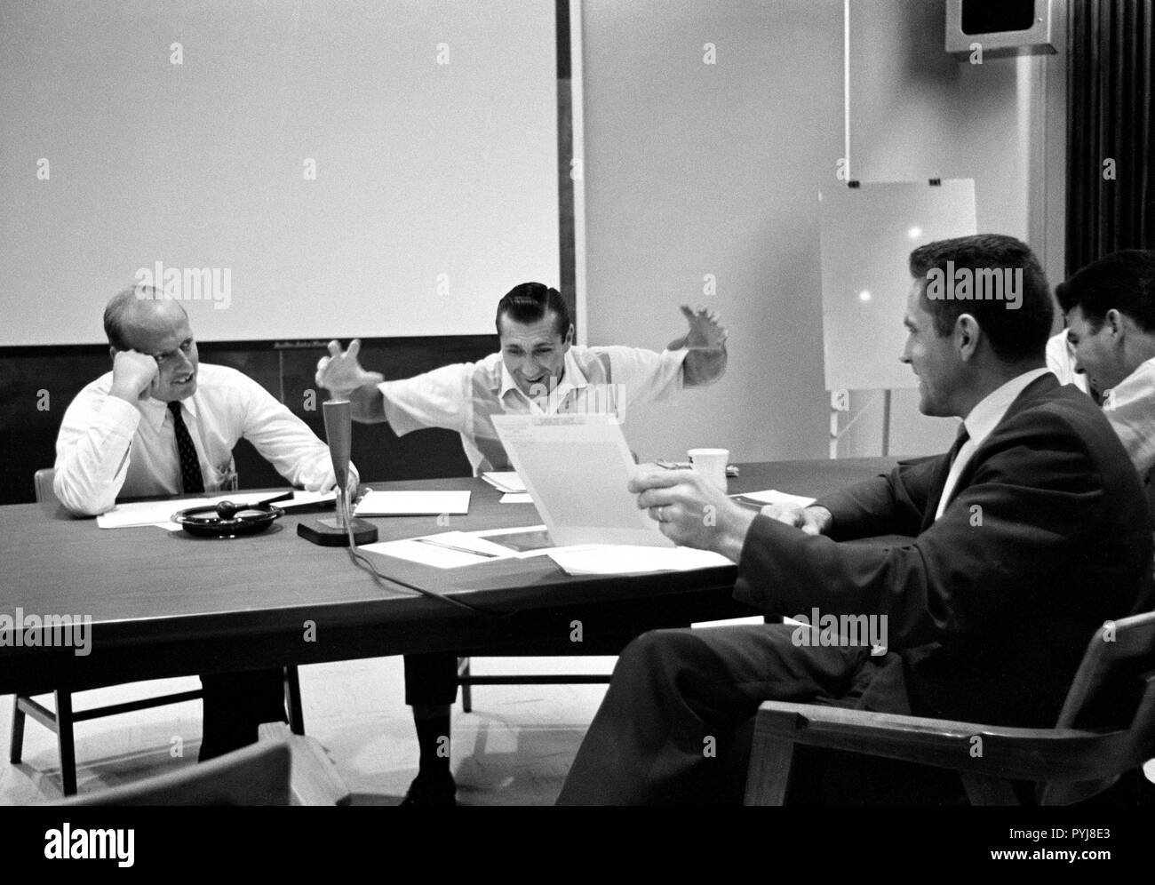 (23 September 1966) - - - Diskussion über die S-13, UV-astronomische Kamera experimentieren, während der postflight Experimente Briefing in der bemannte Raumfahrzeuge Center, Houston, Texas, werden (links nach rechts) die Astronauten Charles Conrad jr., Gemini-11 Befehl Pilot; Richard F. Gordon jr., Gemini-11 Pilot; und Dr. Karl Henize, Dearborn Sternwarte, Northwestern University. Stockfoto