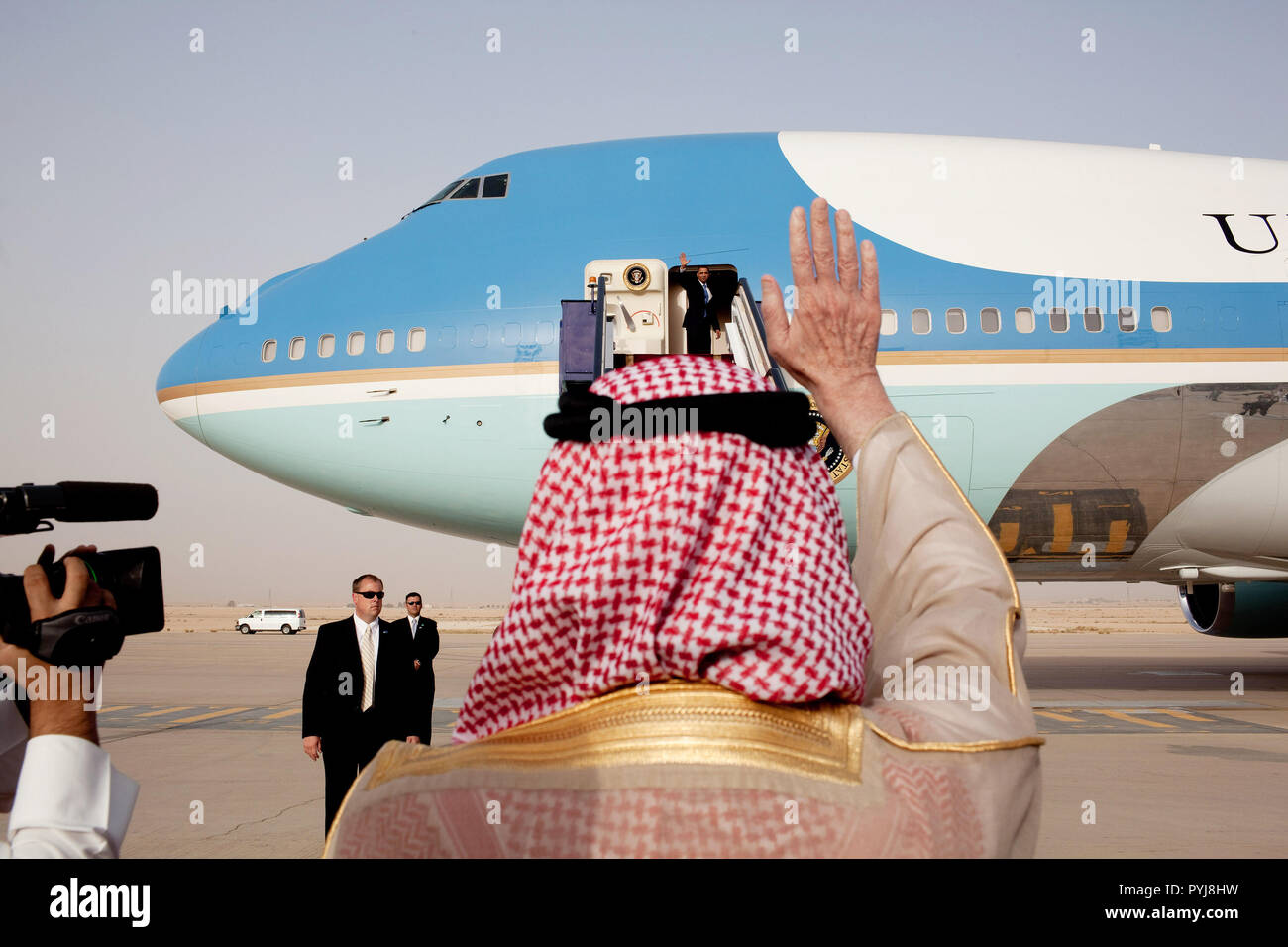 Präsident Barack Obama wellen Abschied von den Schritten der Air Force One, als er King Khalid International Airport in Riad, Saudi-Arabien auf dem Weg nach Kairo, Ägypten, 4. Juni 2009 fährt. Stockfoto