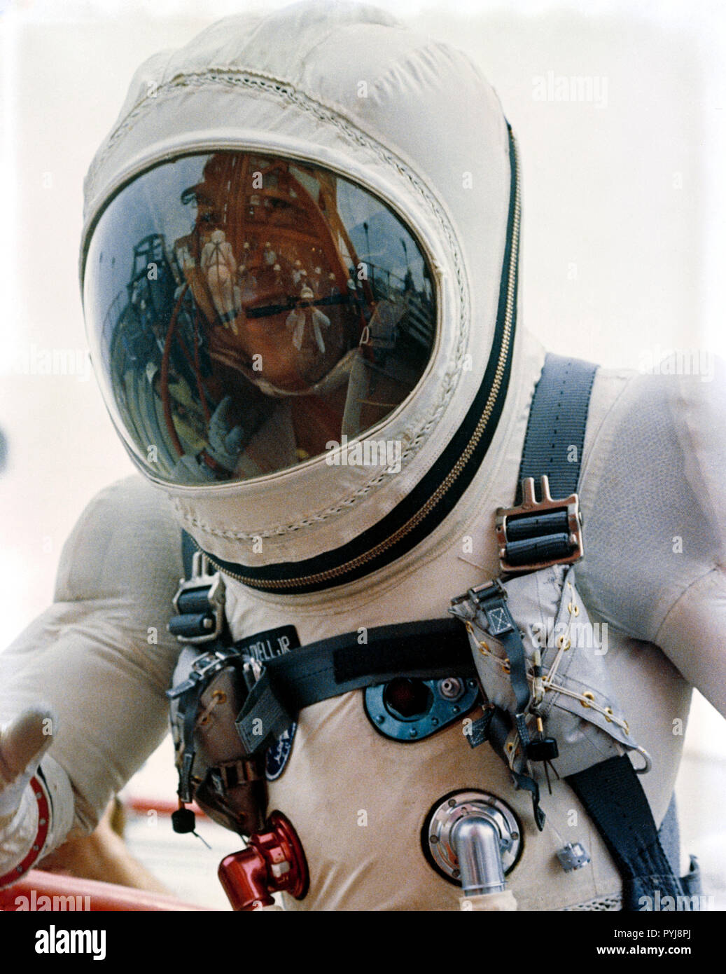 (4 Dez. 1965) - - - Astronaut James A. Lovell jr., Pilot der Gemini-7 Raumfahrzeuge, Wanderungen bis Rampe bei Pad 19 während der Gemini-7 prelaunch Countdown. Stockfoto