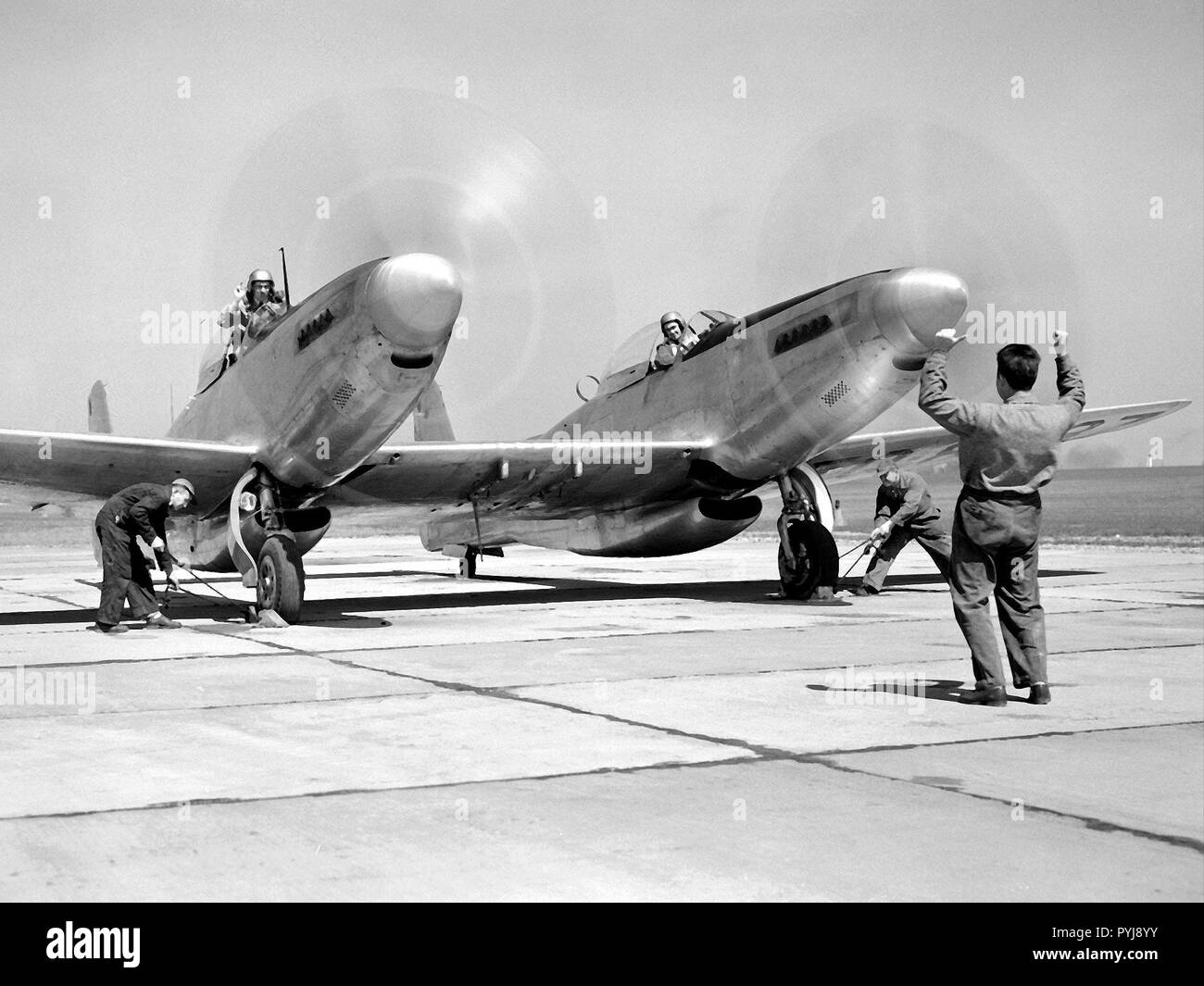 Pilot William Swann, rechts Cockpit, bereitet die North American XF-82 Twin Mustang für Flug bei der Nationalen Beratenden Ausschuss für die Luft- und Raumfahrt (NACA) Lewis Flugantriebe Labor. Stockfoto