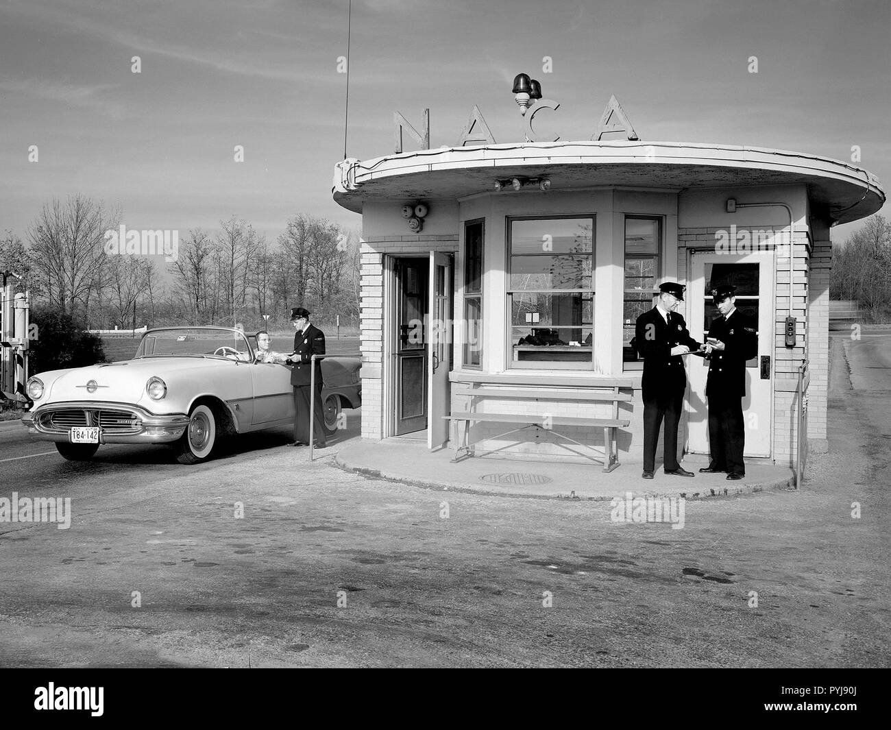 Ein Fahrzeug verlässt die Nationalen Beratenden Ausschuss für die Luft- und Raumfahrt (NACA) Lewis Flugantriebe Labor in Cleveland, Ohio. Die Pförtnerloge wurde am Haupteingang in das Labor von brookpark Straße. Stockfoto