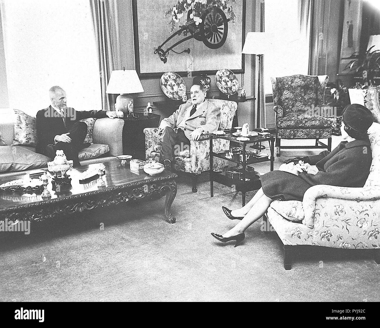 (1962) - - - Astronaut John Glenn jr. und Frau Besuch mit General Douglas MacArthur im Waldorf Astoria Hotel. Stockfoto