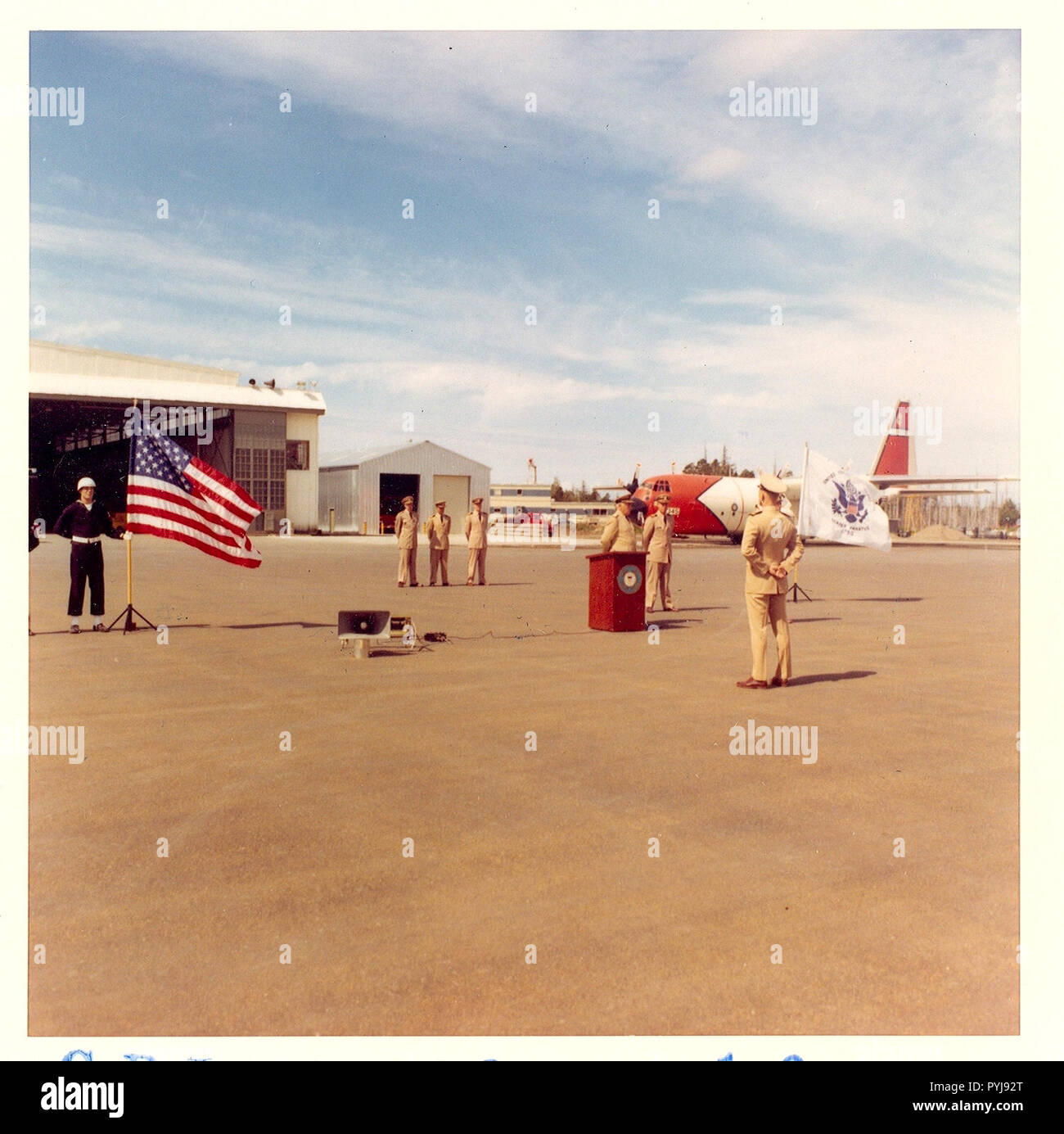Air Station Annette, Alaska Originale Bildunterschrift: "uscg Air Station Annette Isl., Alaska Inspektionsreise durch Kommandant - Admiral Roland im Feld bei seiner Ankunft." Foto vom 28. Juli 1965 Stockfoto