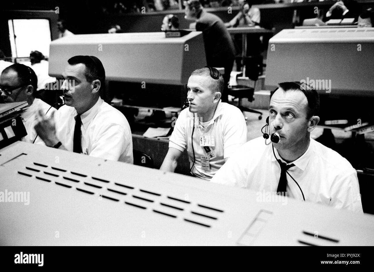 (3 Juni 1965) --- in ihre Konsolen während der Start von Gemini-4 gezeigt (von links) sind Astronauten Clifford C. Williams jr., Frank Borman und Alan B. Shepard, Jr. Borman war Befehl Pilot des backup Crew für die Gemini-4 Flug. Die drei Astronauten überwacht den Flug aus der Mission Control Center in Cape Kennedy. Stockfoto