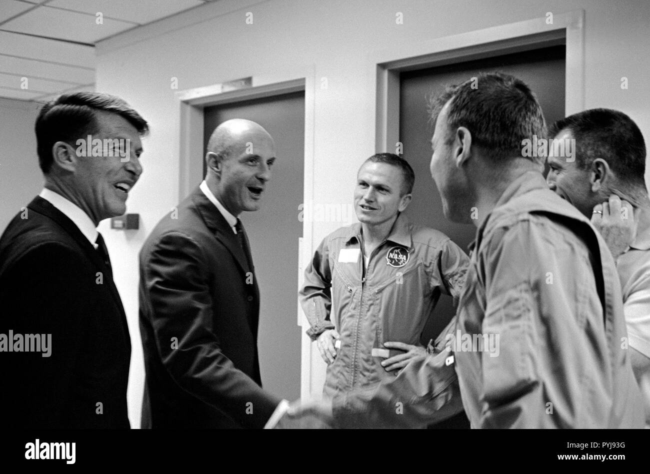 Zu Recht, sind Astronauten Walter M. Schirra jr., Gemini-6 Befehl pilot Links; Thomas P. Stafford, Gemini-6 Pilot; Frank Borman, Gemini-7 Befehl Pilot; James A. Lovell jr., Gemini-7 Pilot; und Donald K. Slayton (teilweise hinter Lovell versteckt), stellvertretender Direktor für Flight Crew Operations, bemannte Raumfahrzeuge Center, Houston. Stockfoto