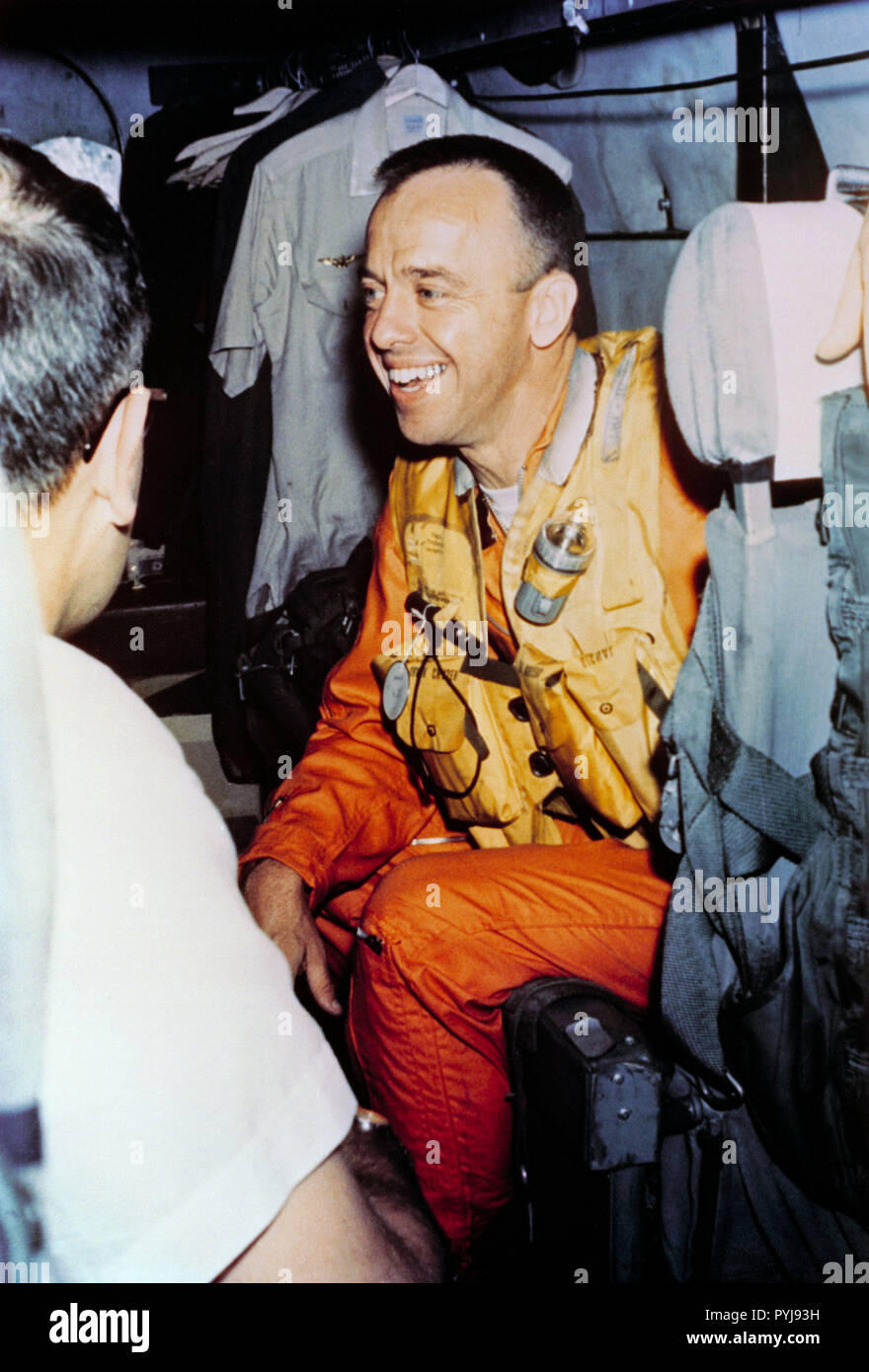 (5. Mai 1961) - - - Astronaut Alan B. Shepard, Jr., mercury-redstone 3 (MR-3) Pilot, Witze mit Ärzten während des Fluges zwischen dem US Navy Carrier Champlain und die Grand Bahama Inseln. Stockfoto