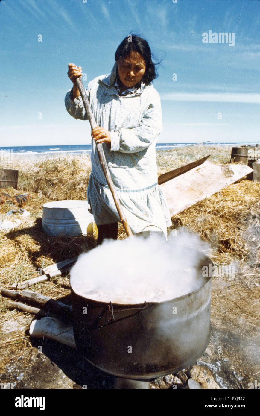 Juli 1974 - Eskimofrau kochen Walross Flipper Stockfoto