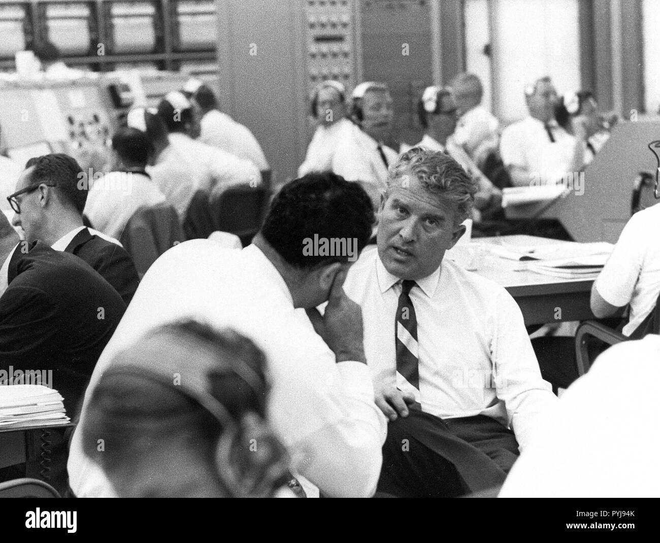 Dr. von Braun zu sein scheint in der Launch Control Einrichtungen im Kennedy Space Center. Später Ca. 1960s Stockfoto