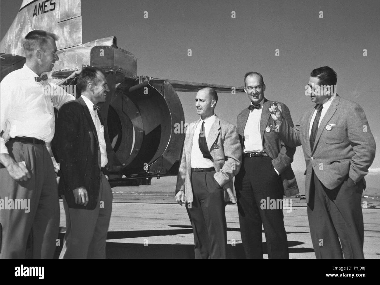 Seth B. ANDERSON UND NACA AMES PILOT Schlucht E. COOPER MIT W.E. RHOADES, ROBERT McIVER, MICHAEL CASSENLY von United Airlines. Besuchen sie Ames zu diskutieren Thrust Reverser Probleme. Ca. 1957 Stockfoto