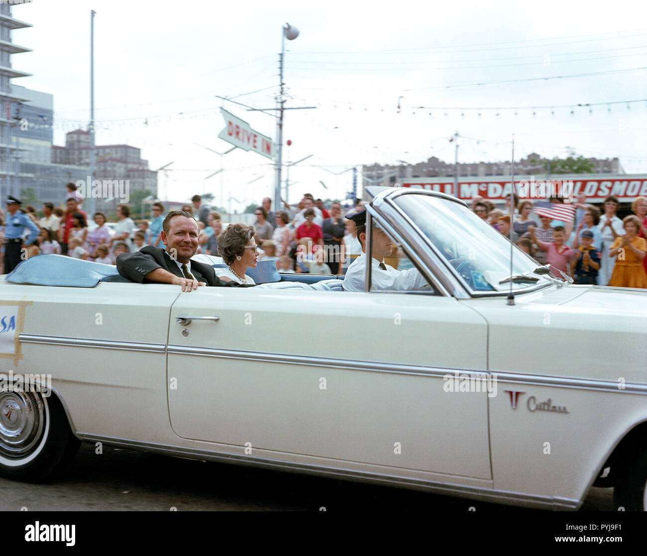 (23 Mai 1963) ----- Flight Director Christopher C. Kraftpapier Jr. fährt in einem Houston Parade feiern den erfolgreichen Abschluss der MA-9 Flug der Astronaut Gordon Cooper. Stockfoto