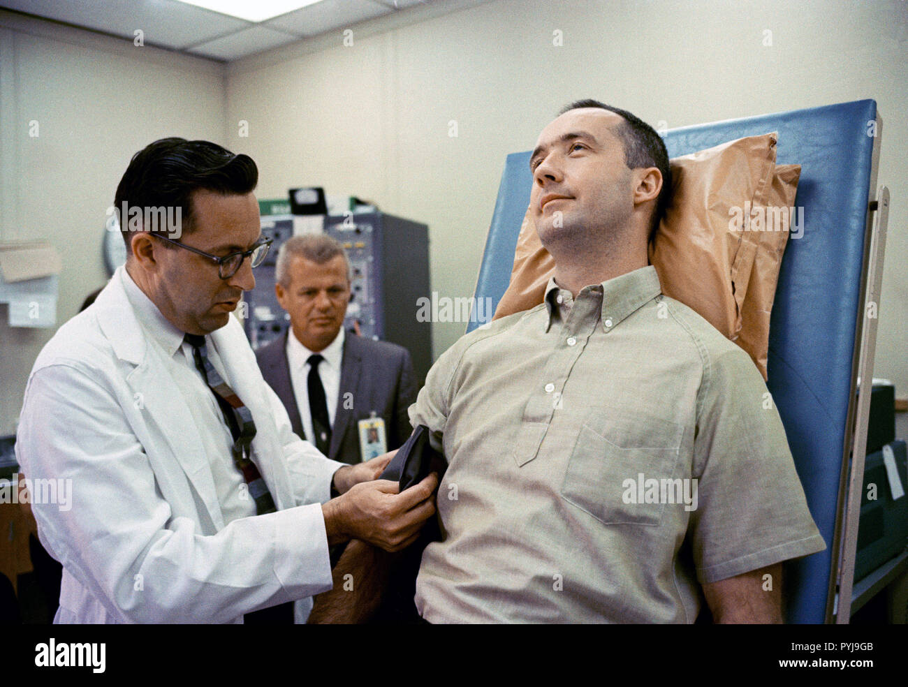 (1 Juni 1965) --- Dr. Charles A. Berry, Leiter des Zentrum medizinische Programme, MSC, Houston, Texas, bereitet den Blutdruck von Astronauten James A. McDivitt zu überprüfen, Befehl Pilot für die Gemini-Titan 4 Raumfahrt. Stockfoto