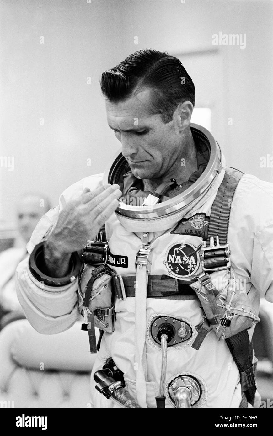 (12 September 1966) - - - Astronaut Richard F. Gordon jr., Pilot der Gemini-11 Raumfahrt, Anzüge in der Launch Complex 16 passende Anhänger während der Gemini-11 prelaunch Countdown. Stockfoto