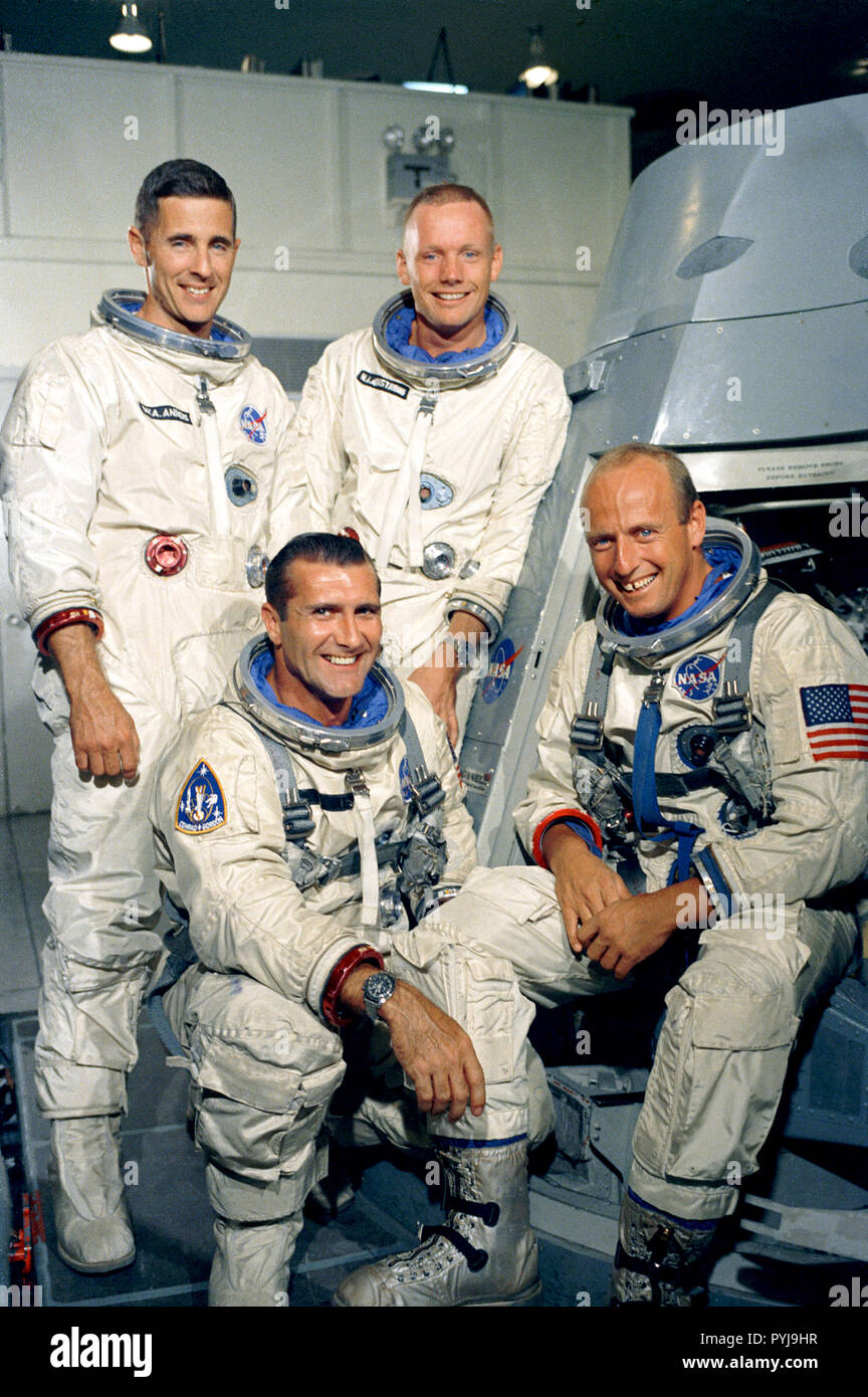 (7 Sept. 1966) - - - Die Gemini-Titan XI (GT-11) Prime und Backup Besatzungen posieren für ein Gruppenfoto. Sitzt die Crew, Astronauten Charles Conrad Jr (rechts), Befehl Pilot, und Richard F. Gordon Jr. (links), Pilot. Das backup Crew (stehend) ist Astronauten Neil A Armstrong (rechts), Befehl Pilot, und William A. Anders (links), Pilot. Stockfoto