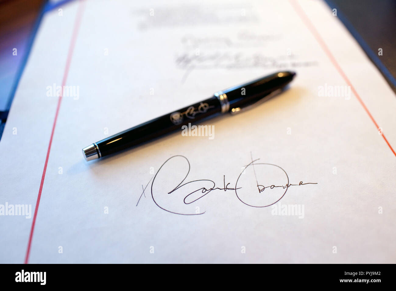 Bis detail von Präsident Obamas Unterschrift auf einer Rechnung in der Nähe und ein Stift für die Signatur verwendet, die an Bord der Air Force One auf einem Flug von Buckley Air Force Base, Denver Colorado nach Phoenix, Arizona 2/17/09. Stockfoto