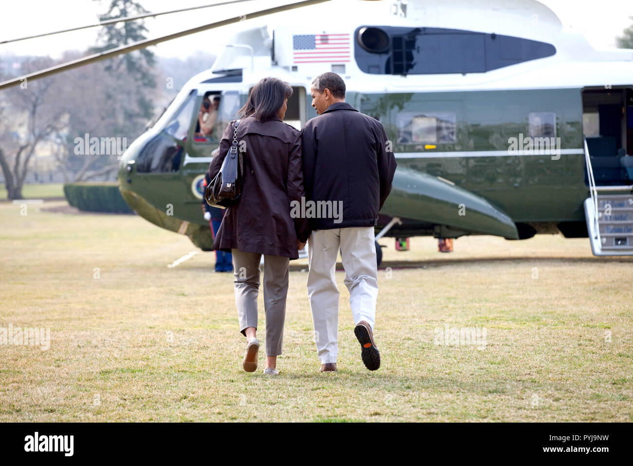 Präsident Barack Obama und der First Lady Michelle Obama zu Fuß von Marine One auf dem Südrasen vor der überschrift nach Camp David 3/7/09. Stockfoto