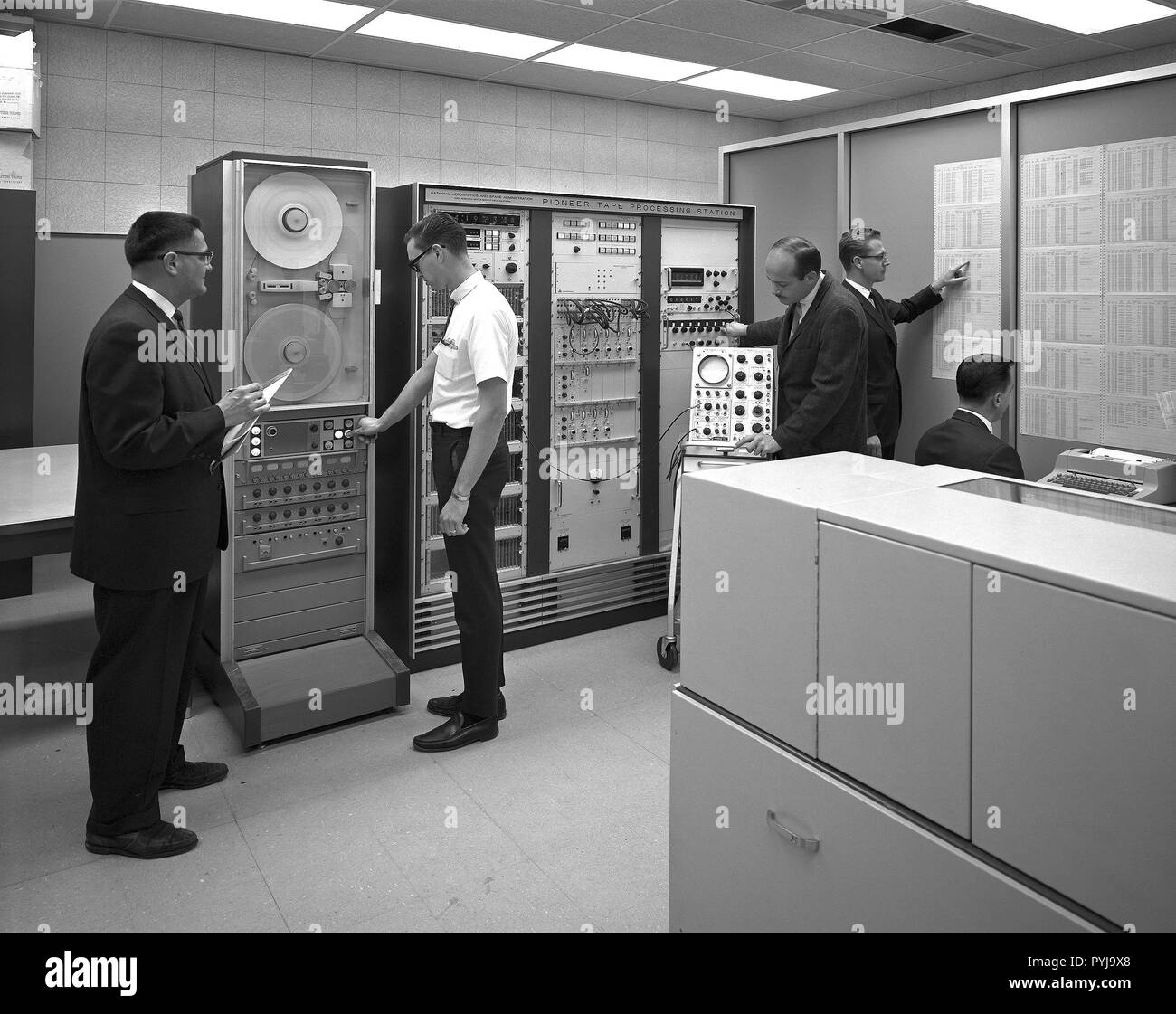 Herr R. O. FIMMEL, Herr G.R. HARVEY, R.C. VINYARD, N. WIRTH, D. KLAUK, IM RAUM DES PIONEER TAPE PROCESSING STATION.Ca. 1966 Stockfoto