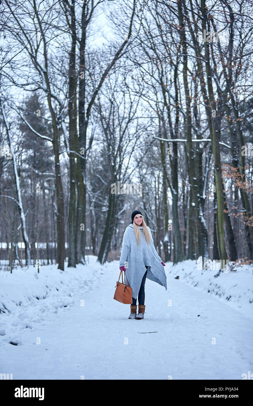Stilvolle Modell im Winter einstellen Stockfoto