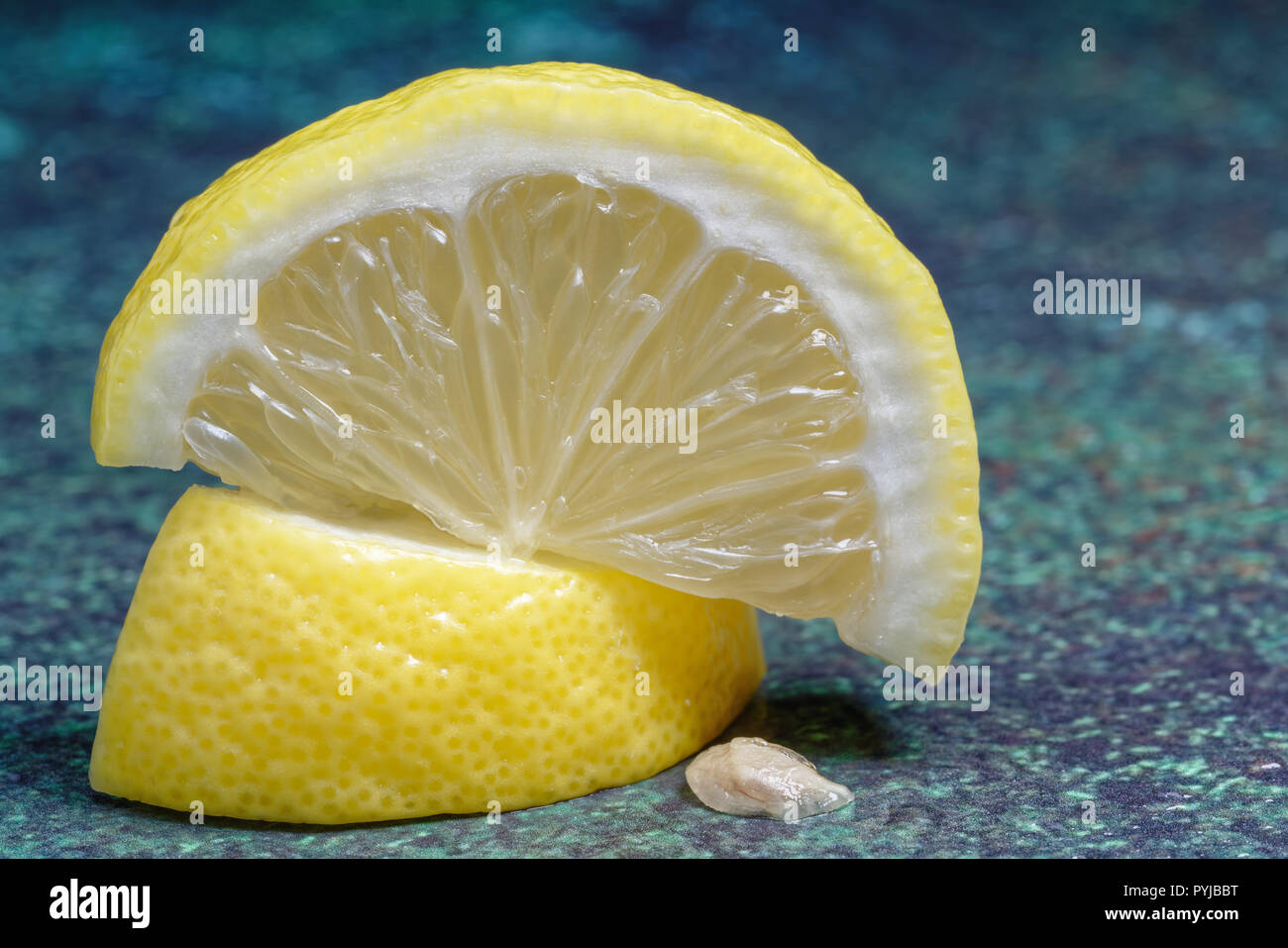 Zitrone Keile und Grube auf Blau Grün meliert countertop Stockfoto