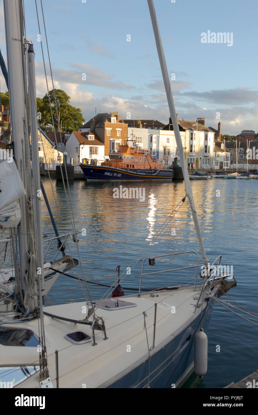 RNLI Rettungsboot, Weymouth, Großbritannien. 10 August, 2018. UK Wetter. Abendlicht am RNLI Rettungsboot, Weymouth, Dorset. Stockfoto