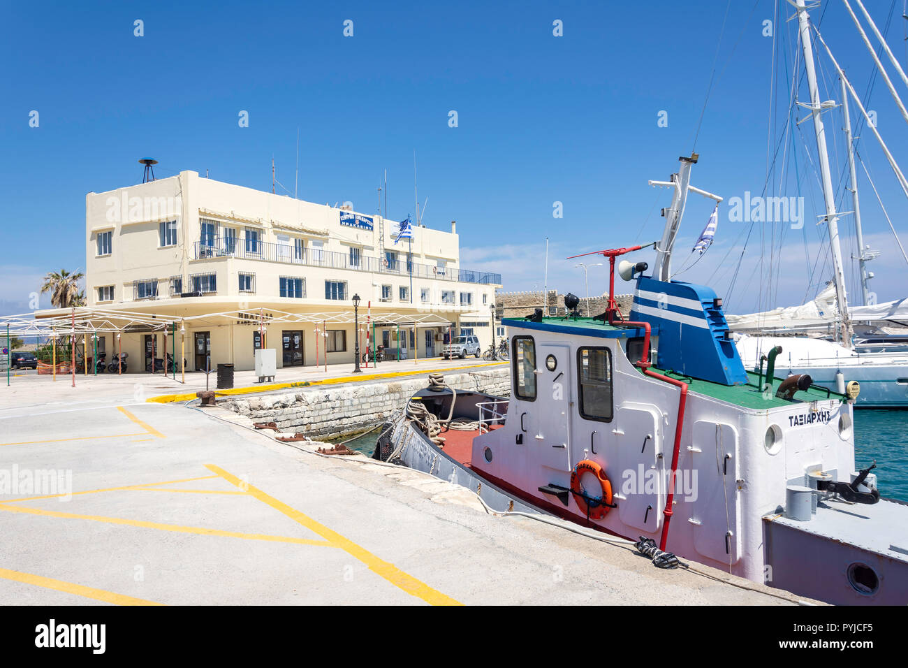 Central Port Authority Gebäude, alter Hafen, Heraklion (irakleio), Irakleio Region, Kreta (Kriti), Griechenland Stockfoto