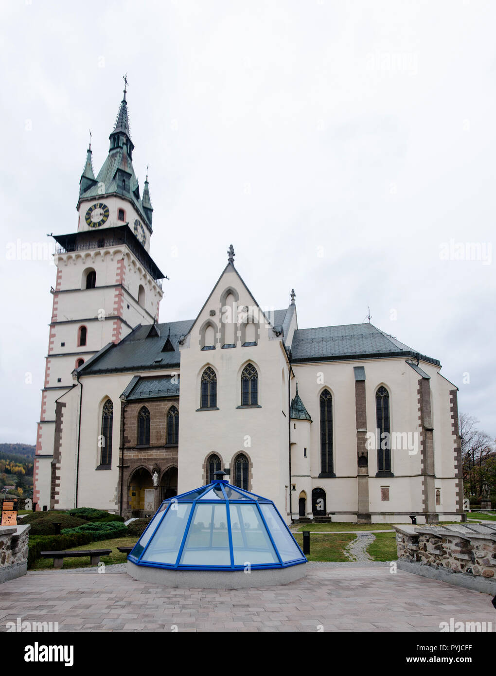 Eine alte Kirche aus dem Mittelalter von deutschen Siedlern in Mitteleuropa Stockfoto