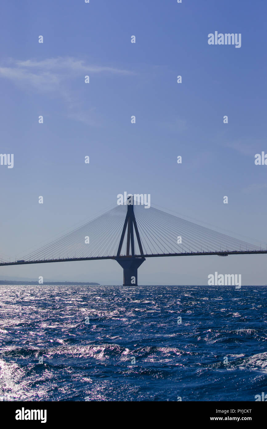 Die Rio Antirio Bridge oder Charilaos Trikoupis Brücke, eine der längsten Schrägseilbrücken der Welt, überquert den Golf von Korinth und Verknüpfung Stockfoto