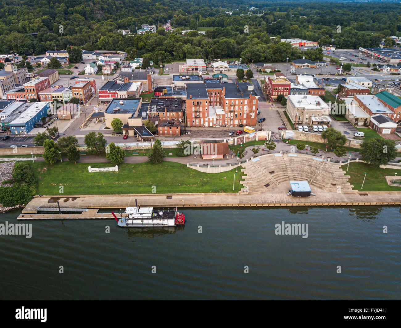 Ein kleiner stern Rad ist am vorderen Park in Point Pleasant, West Virginia entlang dem Ohio River mit Blick auf die Innenstadt von Main Street angedockt. Stockfoto