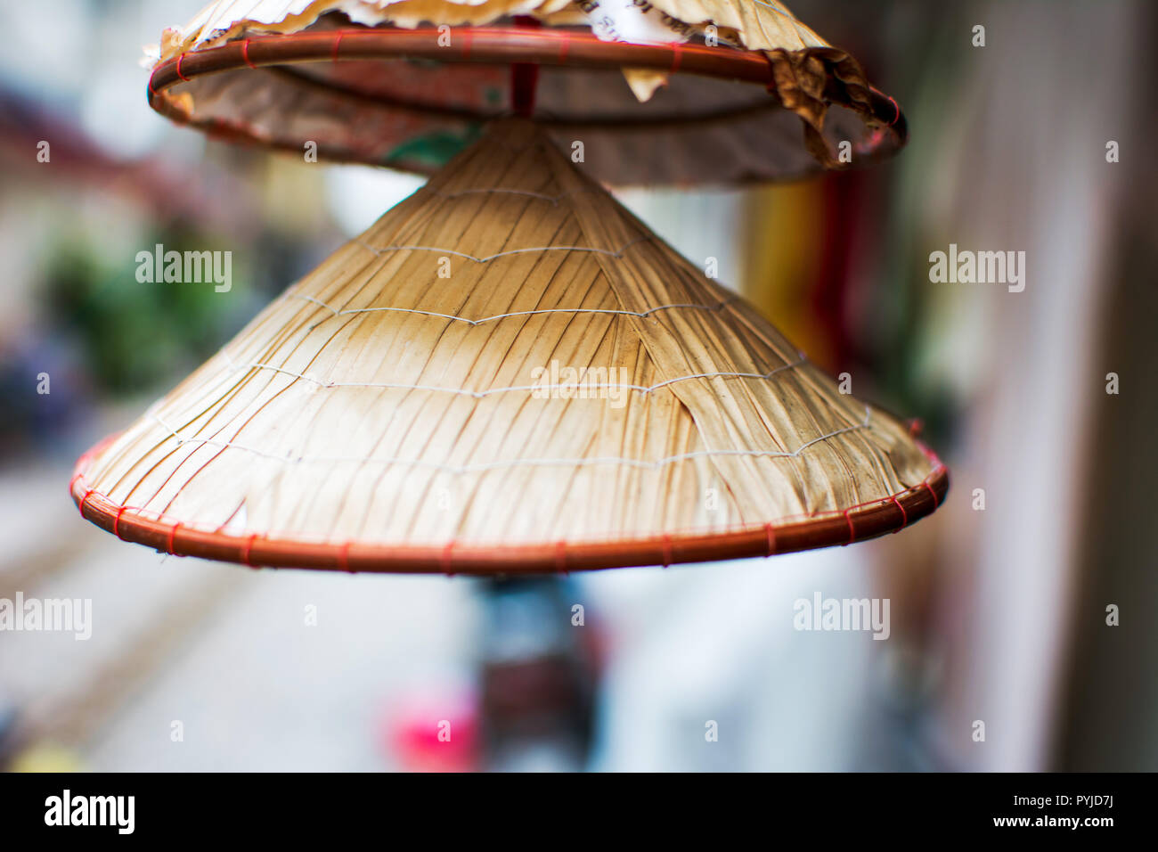 Mini vietnamesischen Konische Hut, die auf der Straße Stockfoto