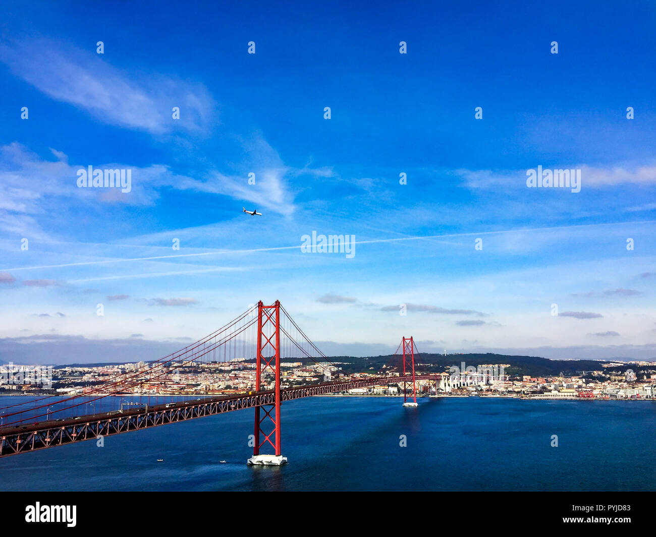 25 April Brücke gegen den blauen Himmel in Lisabon, Panoramaaussicht Stockfoto