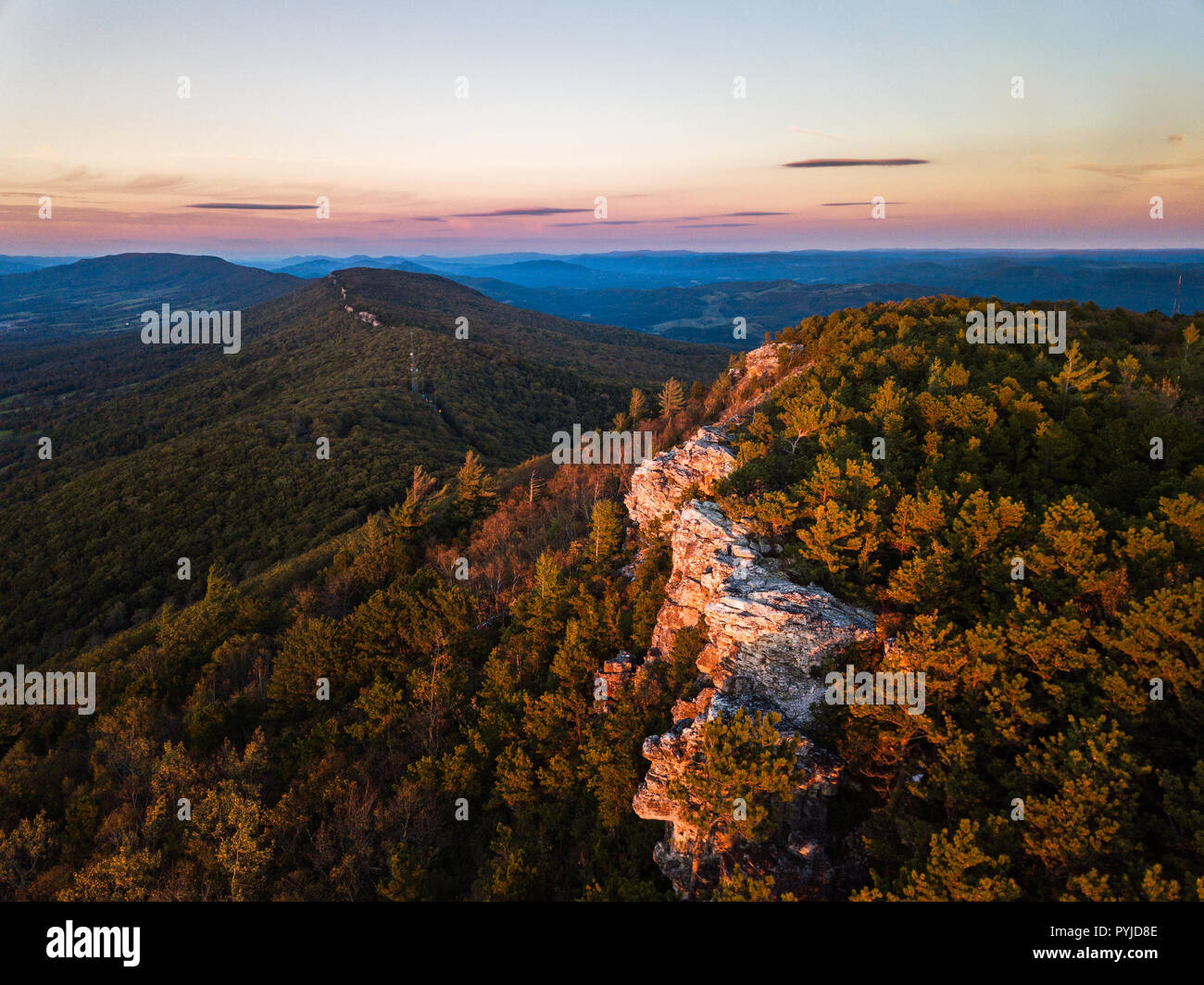 Luftaufnahme des südlichen Ridge line Quarzit Rock von North Fork Mountain bei Sonnenuntergang hoch über Deutschland Tal im Westen und der Shenandoah Va Stockfoto