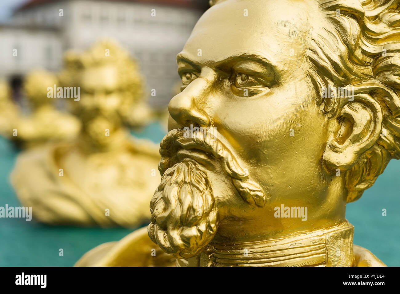 Goldenen Skulpturen, die den Kopf von König Ludwig II. die Kunst der Installation von Ottmar Hörl im Park von Schloss Nymphenburg in München, Bayern Stockfoto