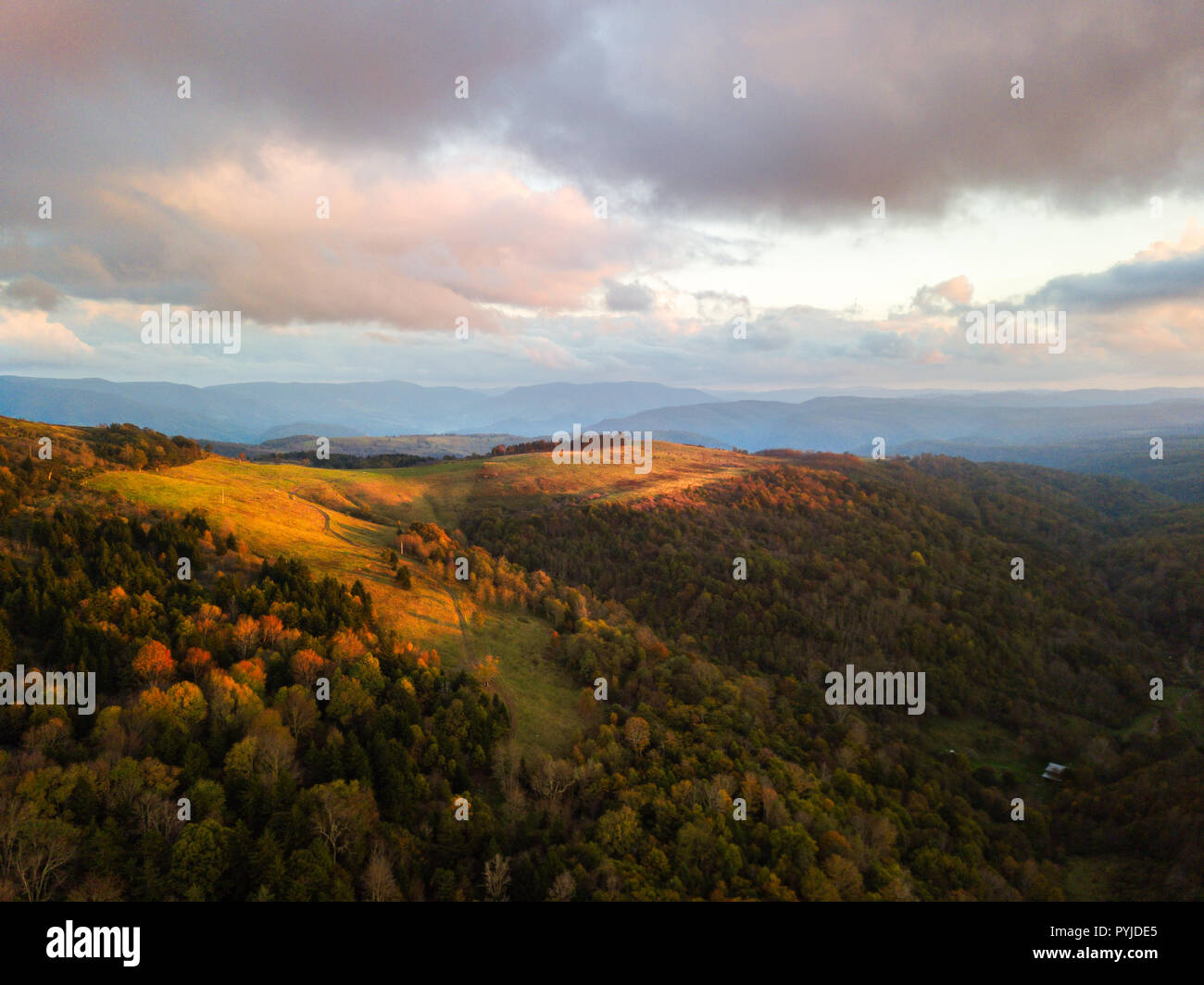 Am späten Abend leichte Verschmutzungen auf die hohen Bergrücken in der Nähe von Fichte Knopf in West Virginia. Stockfoto